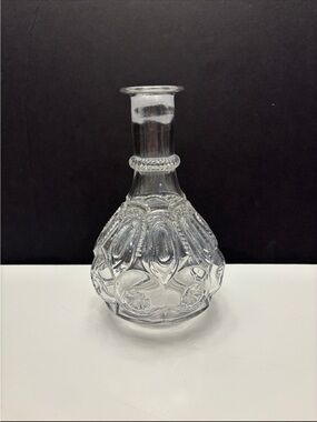 vintage LE Smith glass decanter without stopper